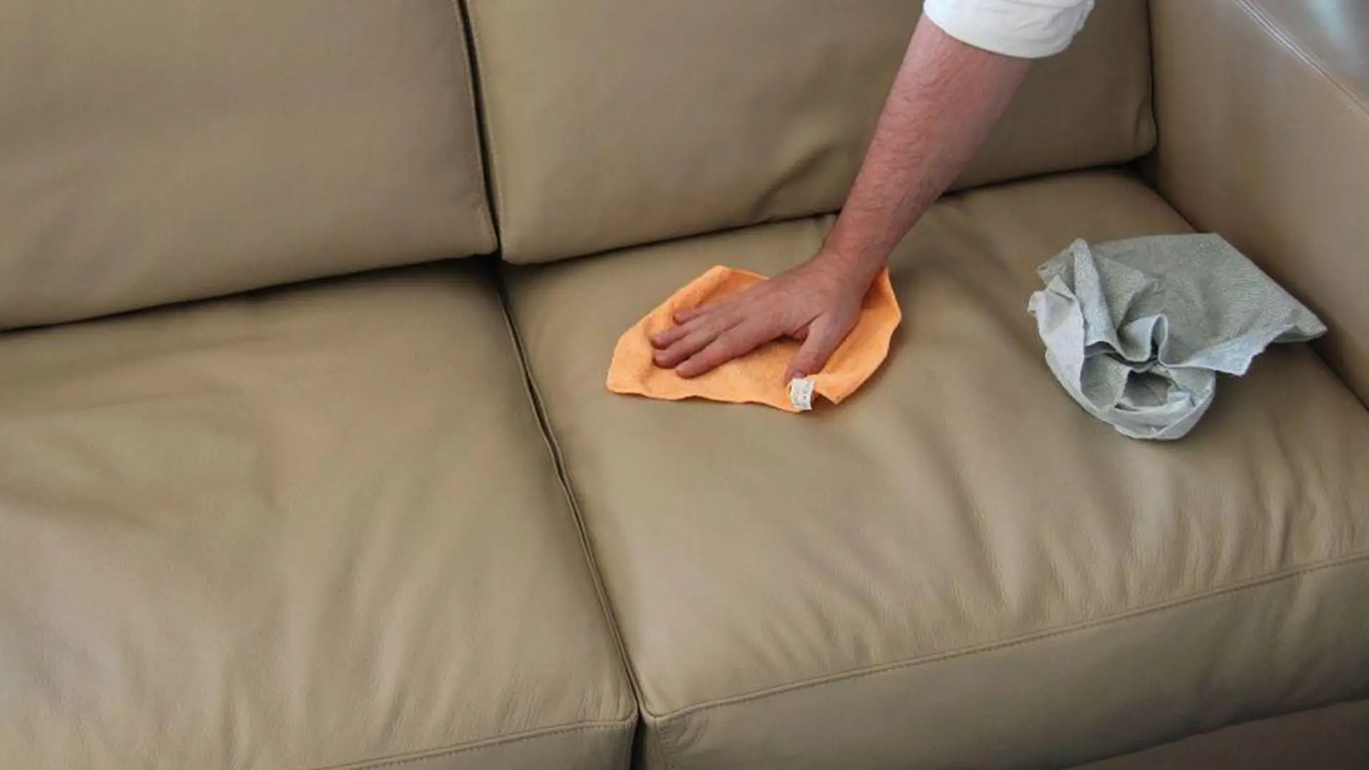 Divano in pelle: il metodo infallibile per pulirlo e igienizzarlo