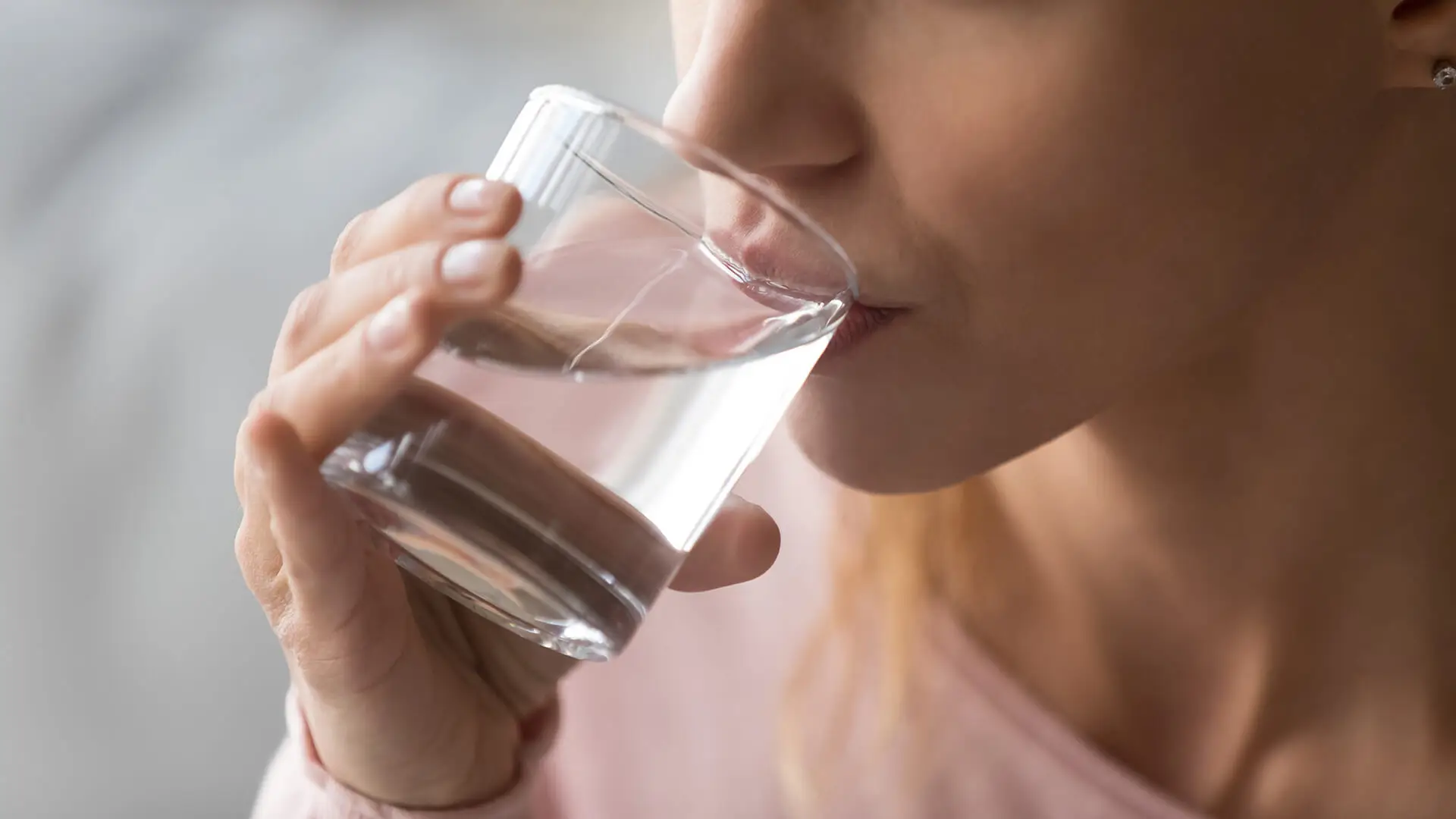 Bere acqua dopo i pasti: ecco perché il tempismo giusto può cambiare digestione e benessere