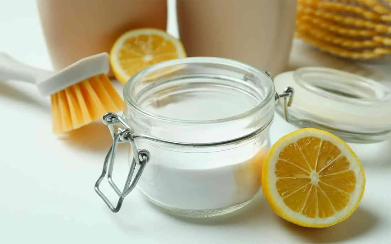 Metti il bicarbonato di sodio sul pavimento: ecco cosa succede allo sporco e agli odori