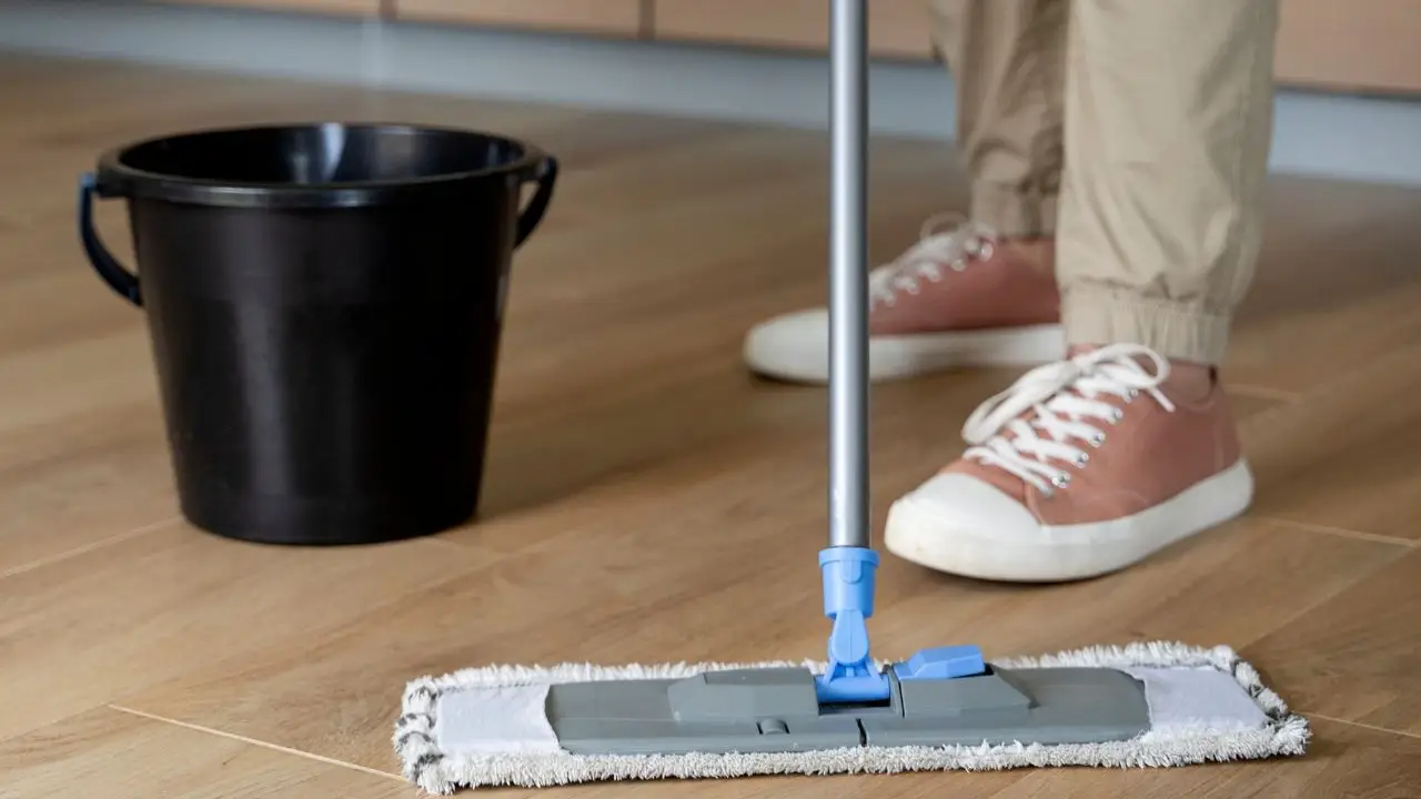 Aggiungi questo prodotto all’acqua per pavimenti: il risultato sarà brillante e sgrassato