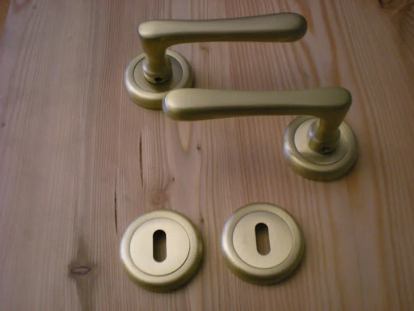 Come rinforzare serrature di finestre e porte suggerimenti utili in caso di vento forte